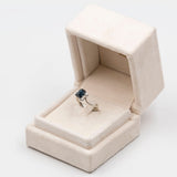Anello vintage in oro bianco 14K con zaffiro (1ct ca.) e diamanti (0.06ctw ca.), anni '80