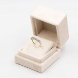 Anello vintage a riviera in oro giallo 9k con topazi azzurri