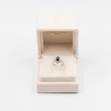 ANELLO A BALLERINA VINTAGE IN PLATINO CON ZAFFIRO (1.36CT) E DIAMANTI (0.48CTW)