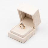 Anello vintage a "V" in oro giallo 9k e zaffiro
