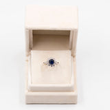 Anello vintage a margherita in oro bianco 18k con zaffiro (1,50ct) e diamanti (0,50ctw), anni '70