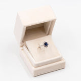 Anello vintage a margherita in oro bianco 18k con zaffiro (1,50ct) e diamanti (0,50ctw), anni '70