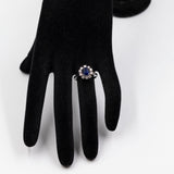 Anello vintage a margherita in oro bianco 18k con zaffiro (1,50ct) e diamanti (0,50ctw), anni '70