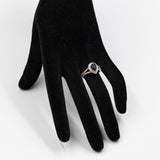 Anello vintage in oro bianco 18K con zaffiro a goccia (1ct ca.) e diamanti (0.70ctw ca.)
