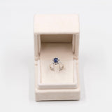 Anello vintage in oro bianco 14K con zaffiro(0.80ct ca.) e diamanti (0.48ctw ca.), anni '60