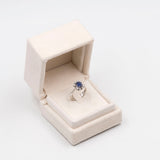 Anello vintage in oro bianco 14K con zaffiro(0.80ct ca.) e diamanti (0.48ctw ca.), anni '60