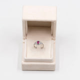 Anello vintage in oro bianco 18K con rubino (0.70ct ca.) e diamanti di taglio brillante (0.32ctw ca.), anni '60