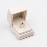 Anello vintage in oro bianco 18K con rubino (0.70ct ca.) e diamanti di taglio brillante (0.32ctw ca.), anni '60