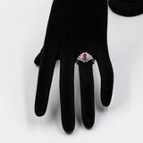 Anello vintage in oro bianco 18K con rubino (0.70ct ca.) e diamanti di taglio brillante (0.32ctw ca.), anni '60