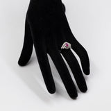 Anello vintage in oro bianco 18K con rubino (0.70ct ca.) e diamanti di taglio brillante (0.32ctw ca.), anni '60