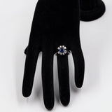 Anello vintage in oro bianco 14K con zaffiro(0.80ct ca.) e diamanti (0.48ctw ca.), anni '60