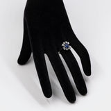 Anello vintage in oro bianco 14K con zaffiro(0.80ct ca.) e diamanti (0.48ctw ca.), anni '60
