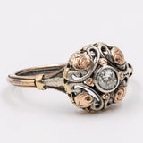 Anello solitario antico in oro tricolore 18K con diamante di taglio vecchio (0.15ct ca.), anni '40