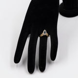 Anello vintage a "V" in oro giallo 14k con zaffiro marquise e diamanti, anni '70