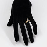 Anello vintage a "V" in oro giallo 14k con zaffiro marquise e diamanti, anni '70