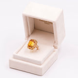 Anello da cocktail in oro giallo 18k con zaffiro arancione sintetico, anni '70