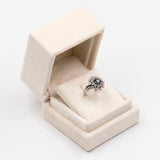 Anello vintage a margherita in oro bianco 14k con zaffiro (0,60ct) e diamanti (1ctw), anni '70