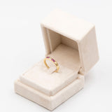 Anello vintage in oro giallo 18K con diamante (0.08ct ca.) e rubini di taglio carrè, anni '70