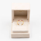 Anello vintage in oro giallo 18K con diamante (0.08ct ca.) e rubini di taglio carrè, anni '70