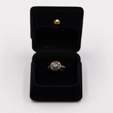 Anello solitario antico in oro tricolore 18K con diamante di taglio vecchio (0.15ct ca.), anni '40