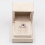 Anello tourbillon vintage in oro bianco 14K con rubino (0.40ct ca.) e diamanti di taglio brillante (0.70ctw ca.), anni '70