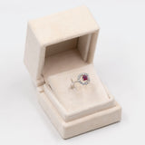 Anello tourbillon vintage in oro bianco 14K con rubino (0.40ct ca.) e diamanti di taglio brillante (0.70ctw ca.), anni '70