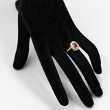 Anello vintage a margherita in oro giallo 18k con rubino cabochon (0.90ct) e diamanti (0.45ctw)