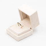 Anello vintage a "V" in oro giallo 9k con zaffiri e diamanti, 1999