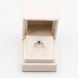 Anello vintage in oro bianco 18k con zaffiro (0,25ct) e diamanti (0,64ctw), anni '60