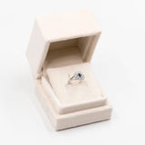 Anello vintage in oro bianco 18k con zaffiro (0,25ct) e diamanti (0,64ctw), anni '60
