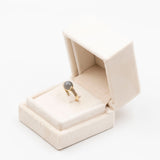 Anello in oro giallo 9k con calcedonio e quarzi fumé