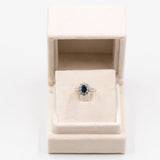 Anello vintage in oro bianco 18k con zaffiro (1ct) e diamanti (0,50ct), anni '60