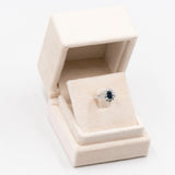 Anello vintage in oro bianco 18k con zaffiro (1ct) e diamanti (0,50ct), anni '60
