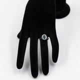 Anello vintage in oro bianco 18k con zaffiro (1ct) e diamanti (0,50ct), anni '60