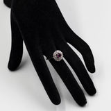 Anello vintage a margherita in oro bianco 18k con rubino (0,80ct) e diamanti (0,70ctw)