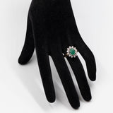 Anello vintage a margherita in oro giallo e bianco 14K con smeraldo (1.75ct ca.) e diamanti di taglio brillante (0.72ctw ca.), anni '70