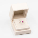 Anello vintage in platino con rubino a goccia (0.37ct) e diamanti (0,43ctw)