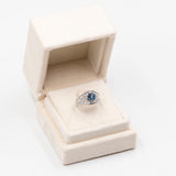 Anello vintage in platino con zaffiro a goccia (1,41ct) e diamanti (1,10ctw)