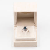 Anello vintage a margherita in oro bianco 14k con zaffiro marquise (1ct) e diamanti (0,60ctw), anni '70