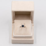 Anello vintage a margherita in oro bianco 14k con zaffiro (0,50ct) e diamanti (0,30ct), anni '70