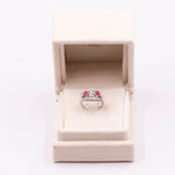 Anello in oro bianco 18k con diamanti (0,70ctw) e rubini