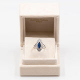 Anello a margherita navette in oro bianco 14K con zaffiro (1ct ca.) e diamanti (0.72ctw ca.), anni ‘70/‘80