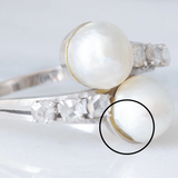 Anello contrarier vintage in oro bianco 18K con perle bianche e diamanti di taglio rosetta (0.36ctw ca.), anni ‘50/‘60