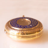 Ciondolo portafoto antico di forma ovale con lamina in oro giallo 9K su metallo e con smalti blu, primi del ‘900