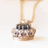 Collier con catenina vintage in oro giallo 9K e con pendente antico in oro giallo e bianco 14K con zaffiro (1.60ct ca.) e diamanti (0.80ctw ca.), anni ‘20/‘30