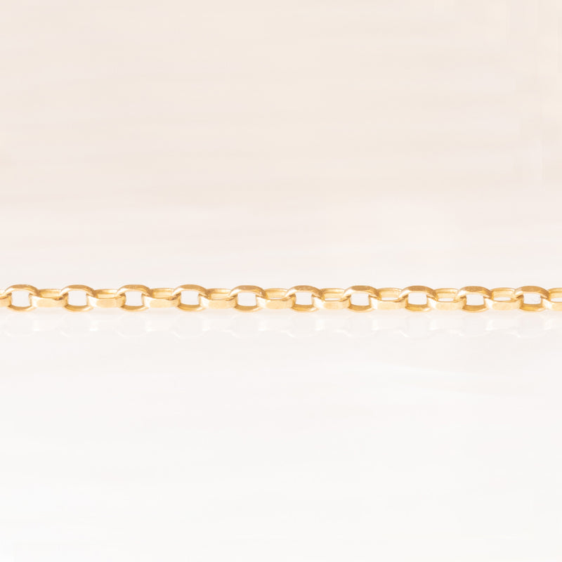 Collier con catenina vintage in oro giallo 9K e con pendente antico in oro giallo e bianco 14K con zaffiro (1.60ct ca.) e diamanti (0.80ctw ca.), anni ‘20/‘30