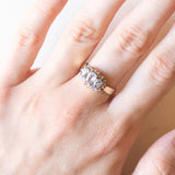 Anello vintage in oro giallo e bianco 10K con spinelli azzurri sintetici (1ctw ca.) e diamanti, anni ‘70/‘80