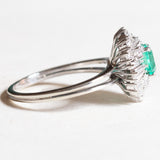 Anello a margherita+ballerina vintage in oro bianco 14K con smeraldo (1ct ca.) e diamanti (1.14ctw ca.), anni ‘60/‘70