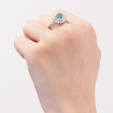 Anello a margherita+ballerina vintage in oro bianco 14K con smeraldo (1ct ca.) e diamanti (1.14ctw ca.), anni ‘60/‘70