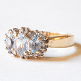 Anello vintage in oro giallo e bianco 10K con spinelli azzurri sintetici (1ctw ca.) e diamanti, anni ‘70/‘80